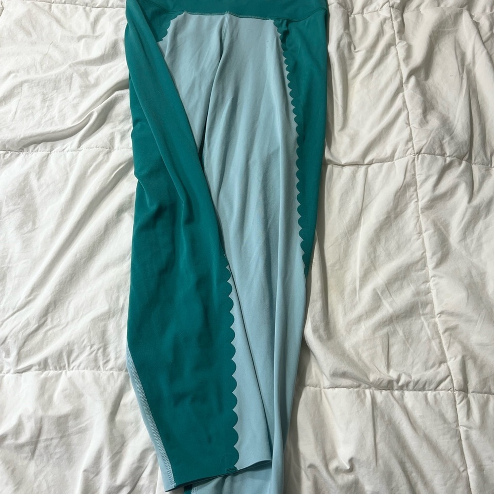 Aerie cropped length leggings scallop design - Picture 3 of 4